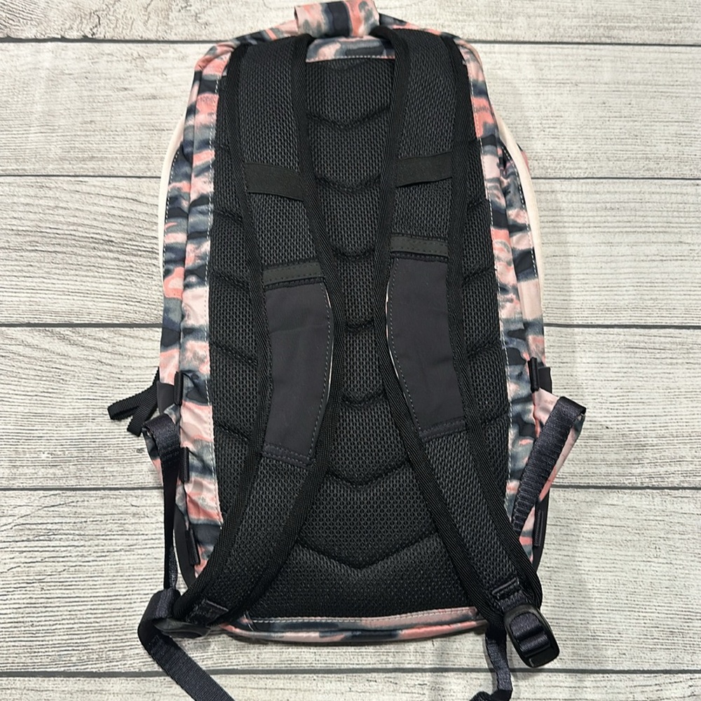 🍋Rare Vintage Lululemon Run From Work Backpack pink camo🍋 - Picture 6 of 15